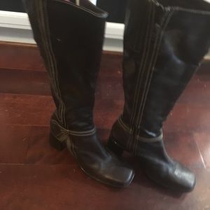 Clark’s brown leatheresque boots